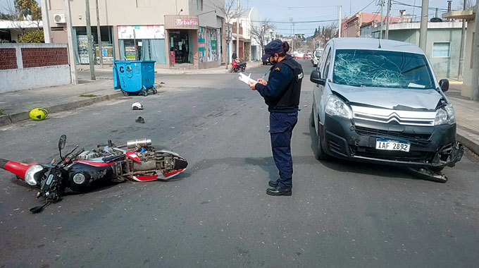 Una Lesionada Grave En Choque Entre Motocicleta Y Camioneta Diario El