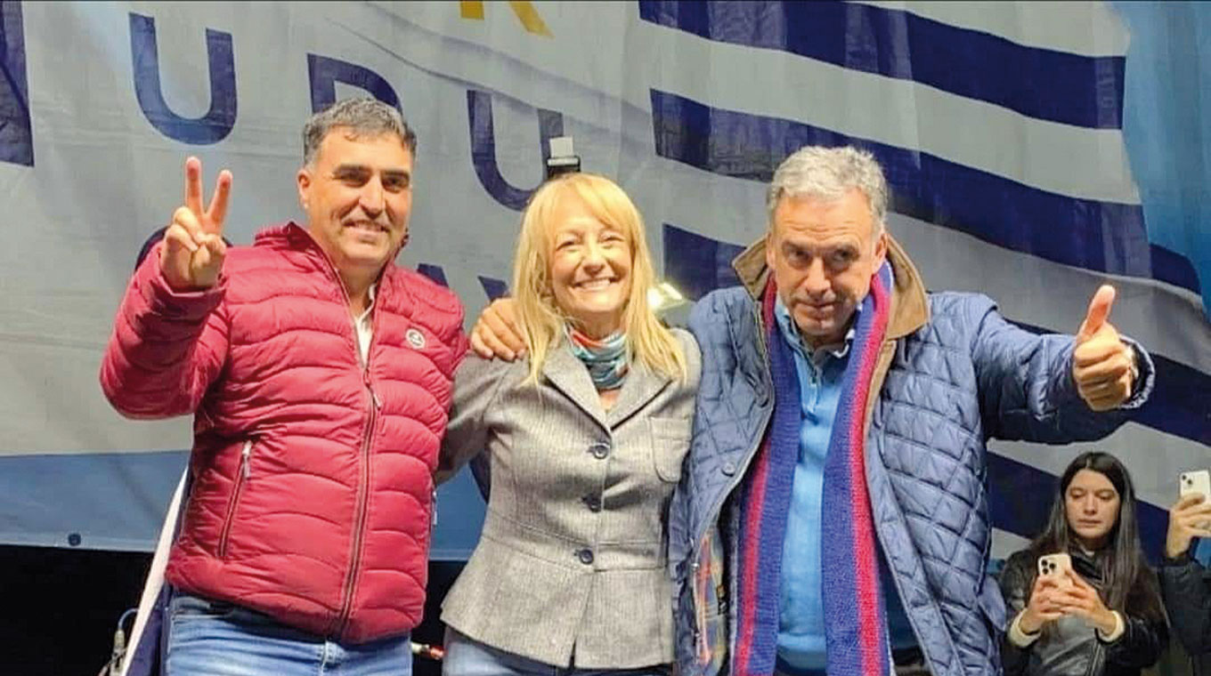 Acto del Frente Amplio con Yamandú Orsi Carolina Cosse y Andrés Lima